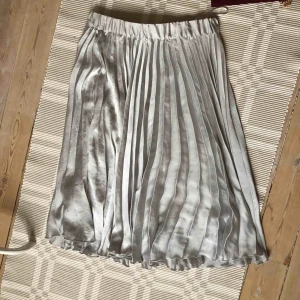  - Fin kjol ifrån Gina, mycket använd men i fint skick! 