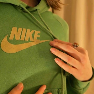  - Supersnygg hoddie från Nike!   Står att det är en size L men skulle själv säga att den är en S/M. Lite gulnad i trycket men det ger en najs retrokänsla. Köparen står för frakten 