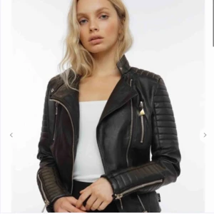  - Super fin skinnjacka från chiquelle i storlek 38, använd få gånger! Köparen står för frakten💓ord pris:700kr