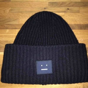  - Mörkblå Acnemössa i bra skick!! Kan mötas i Uddevalla , Båstad eller Göteborg annars får köparen står för frakten.  ( Äkta)  