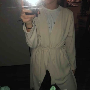  - Tunn beige kappa från Cubus i storlek M, använd en gång. Frakt tillkommer