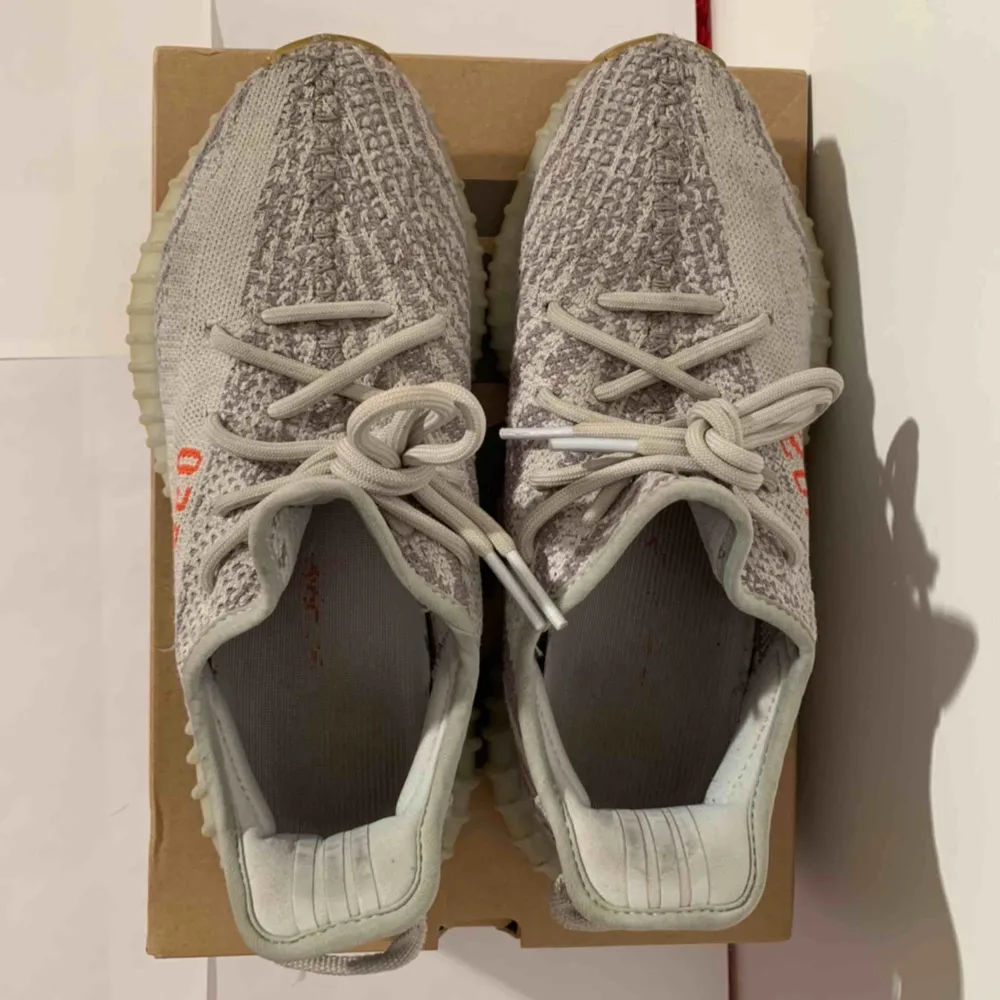 Yeezy 350 blue tint  Storlek 40 2/3 Skick 7/10 väldigt bra  Tags och kvitto finns! Kontakta mig för mer bilder eller frågor!😊 . Skor.