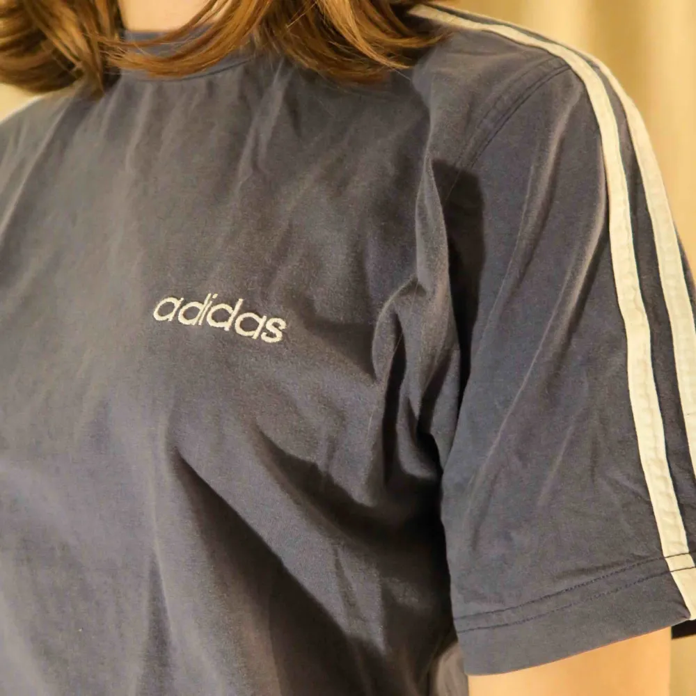 Skön och snygg Adidas T-shirt! I väldigt fint skick. Köparen står för frakten. . T-shirts.