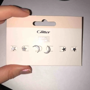  - Nya örhängen från Glitter. Två par stjärnor och ett par månar. Använda endast på bilden. 25 kr/ paret. Frakt =10 kr✨