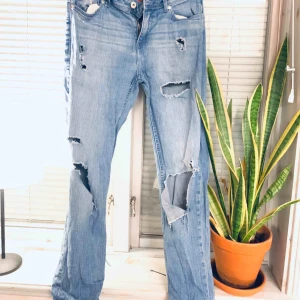  - Super snygga jeans i storlek S  De sitter väldigt bra och passar med allt! 