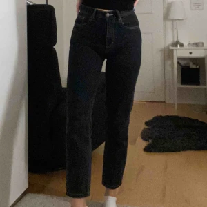  - supersnygga mom jeans med ljusa sömmar. säljer pga för små. som referens är jag 166cm💓
