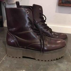 Platåkängor från Bershka - Säljer dessa ascoola skor från bershka! Köpta här på Plick men tyvärr för små för mina fötter:( frakt ingår i priset 🥰💐