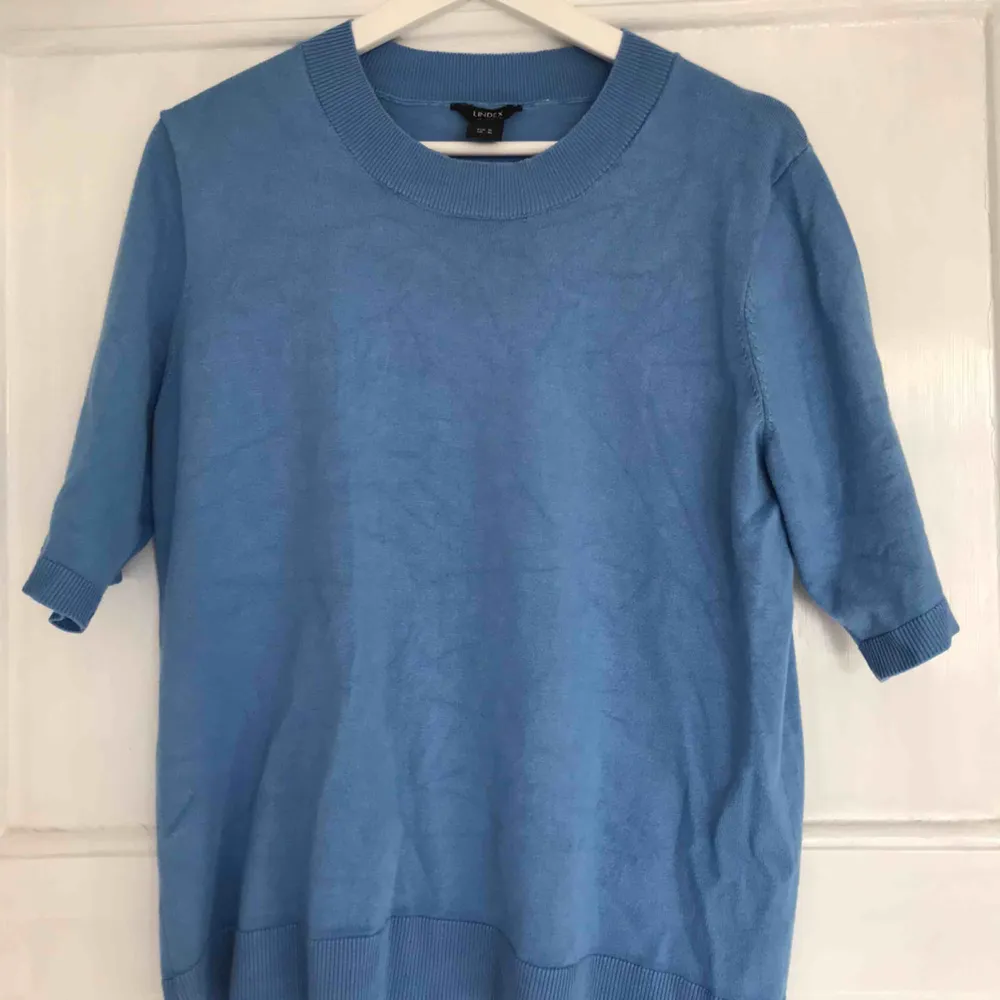 Fin blå t-shirt med långa ärmar från Lindex! 50kr exklusive frakt, hör av dig för mer information💕. T-shirts.