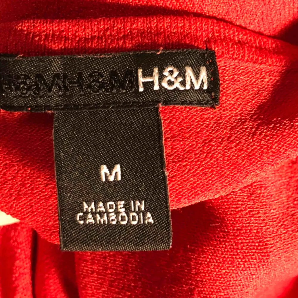 Topp från H&M, storlek M men passar på mig som oftast har storlek S/EU36. Möts upp på Södermalm eller fraktar, vid frakt står köparen för kostnaden 💚. Toppar.
