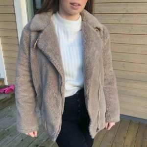 Fluffig jacka bikbok - Fin beige teddyjacka från BikBok i strl XS men passar även S/M. Köpt för något år sen, bra skick! Saknar bälte nedtill, se bild 3, hällorna kan säkert tas bort så märks inte det! Köpare står för frakt, pris kan diskuteras! 💖 INGÅR INTE I ALLT FÖR 25