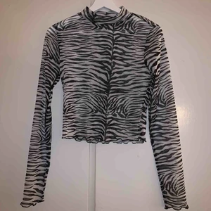  -  Oanvänd super snygg polo tröja med fina detaljer!🦓 Passar jätte bra med en snygg topp under😊 Sitter som S/M i storlek.     Frakten står köparen för💜  