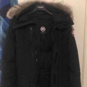  - Säljer en canada goose parka jacka, för herr, väl skött och inga defekter. Nästan som ny! En pälskrage och ganska många fickor. Den är svart! Storlek M  Nypris 9000-10.000kr.  Mitt pris: 4000kr, pris kan diskuteras.☺️