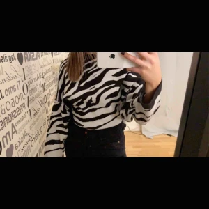  - Zebra mönstrad tröja ifrån Gina