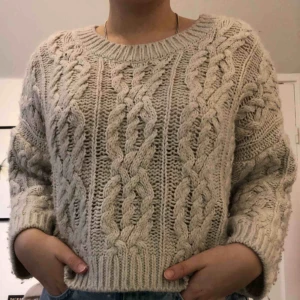  - En grovt stickad tröja från HM. Lite kortare i modellen, både i midjan och ärmarna. För mig som är  storlek S så går den ner som en vanlig tröja. Sticks inte! Pris kan diskuteras