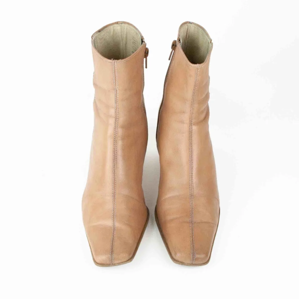 Vintage 90s 00s Y2K leather square toe heeled ankle boots in tan Label: 39, feels true to size.  Some marks and scratches  Price is final! Free shipping! Ask for the full description! No returns!. Skor.