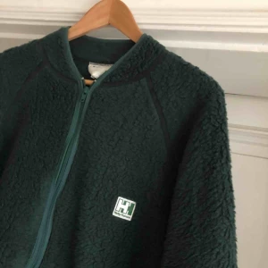  - Vintage Helly Hansen pälsfibertröja - Väl använd men har mycket kvar att ge - Kan hämtas i Uppsala eller skickas mot fraktkostnad 