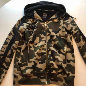  - Nyskick. Supply and demand tjocktröja hoodie stl M