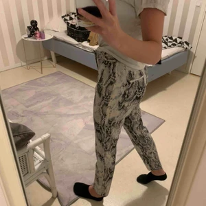  - Snygga ganska tunna kostymbyxor med ormskinn mönster från Zara!  Aldrig använda  MEX 26  Strl S