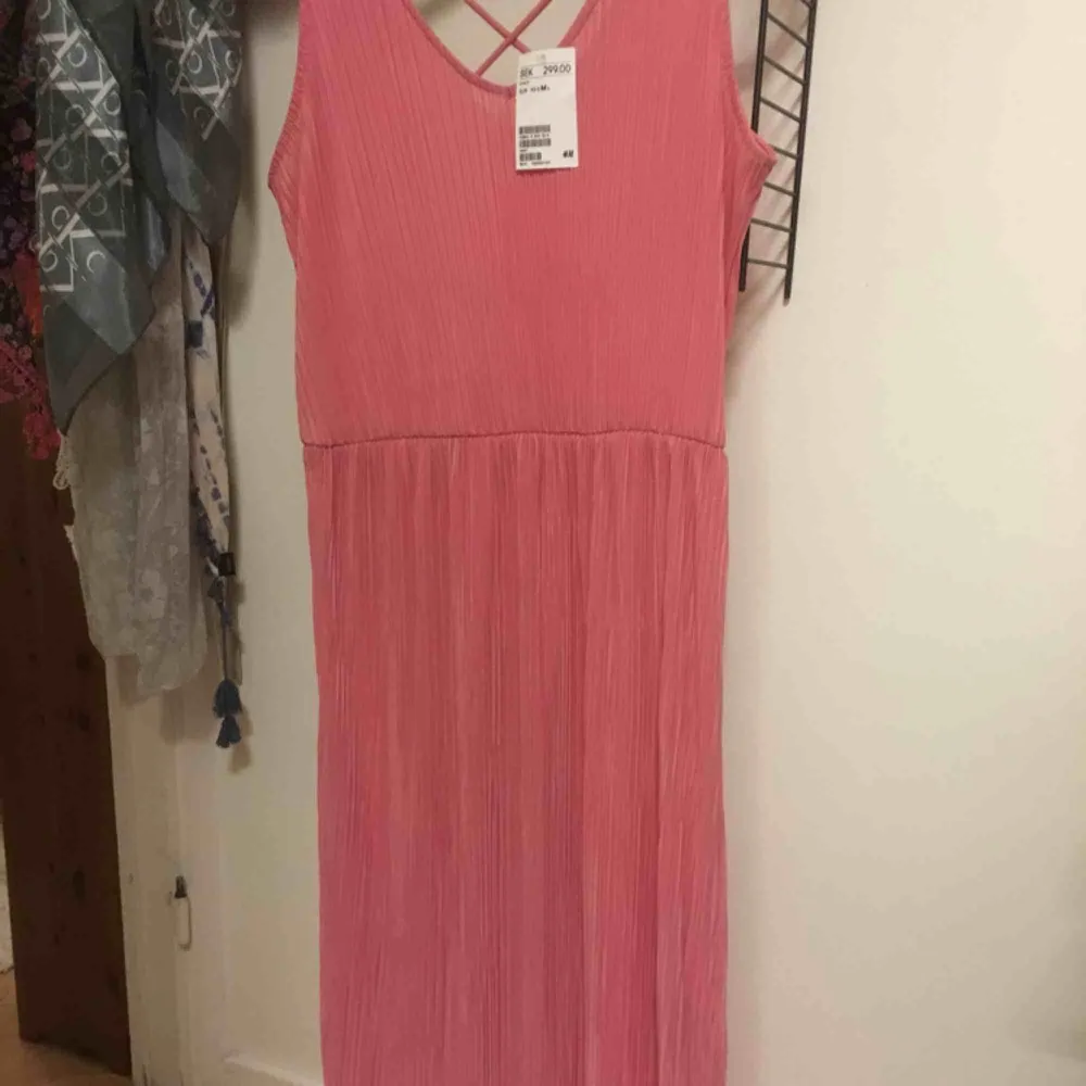 Rosa långklänning ny oanvänd fr H&M i jätteskönt tyg till sommaren. Kostade 299:- nu 100. Klänningar.