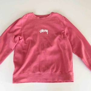  - Stüssy Crewneck i rosa Inga fläckar eller hål etc