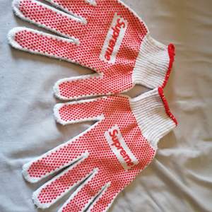 Säljer nu mina Supreme Grip Work Gloves White använda ett par gånger men ser bra ut. Kan fraktas men köparen betalar för frakten. 