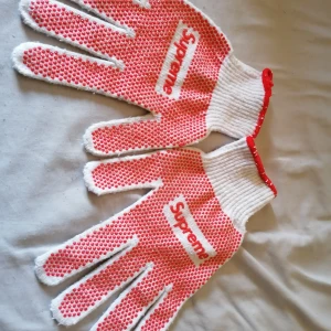 Supreme Grip Work Gloves White - Säljer nu mina Supreme Grip Work Gloves White använda ett par gånger men ser bra ut. Kan fraktas men köparen betalar för frakten. 