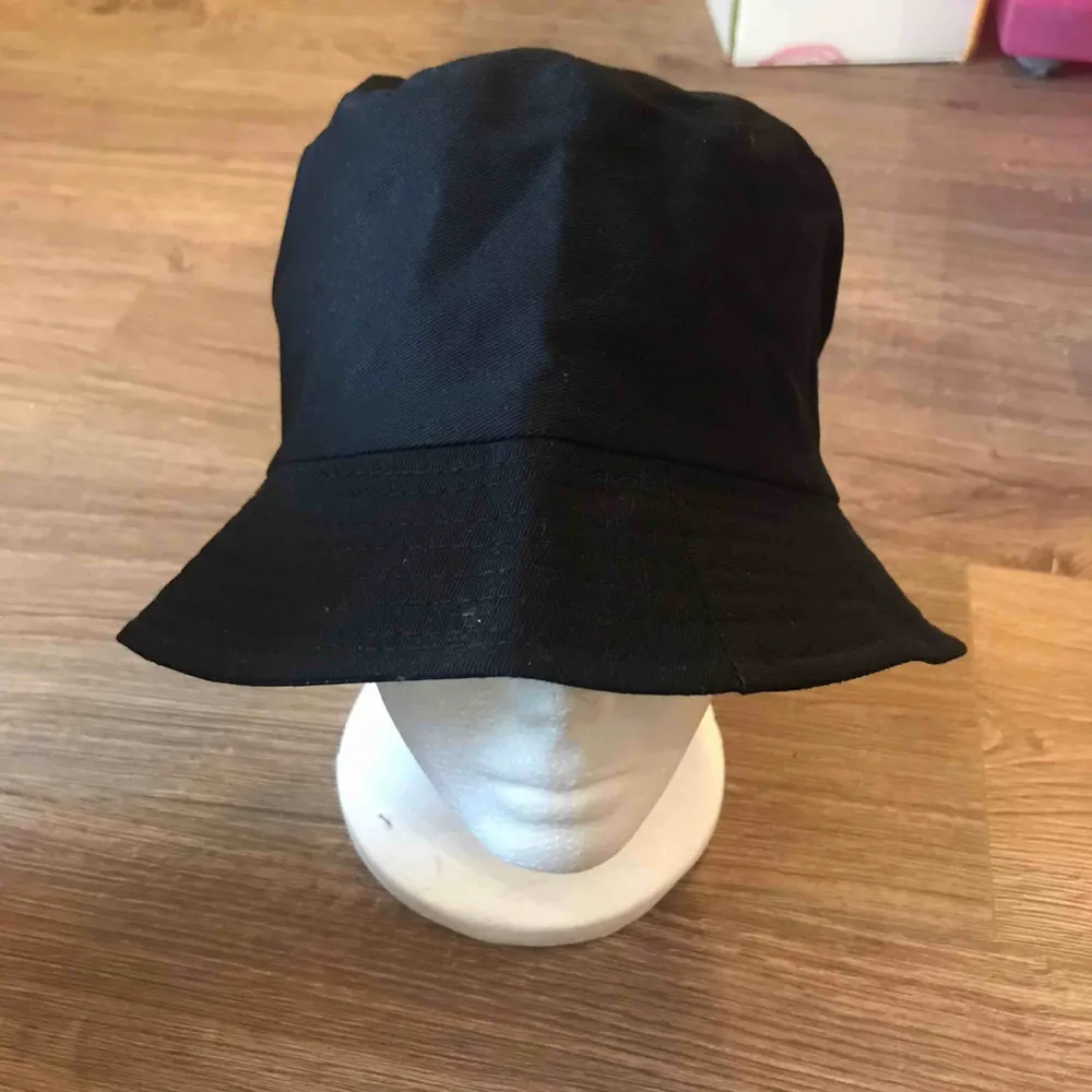 🎱 Svart bucket hat, aldrig använd (frakt kostar 20kr) 🎱. Accessoarer.