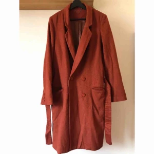  - Stilig röd litet ”luddig” kappa från Topshop. Tunn men varm, sidenliknande innerfoder och ett skärp att knyta runt midjan med läderdetaljer. 26% ull. Storlek 42, UK 14, men som oversize som XS - S.  Möte i Stockholm eller skicka mot fraktkostnad!  🌱🌸🌱