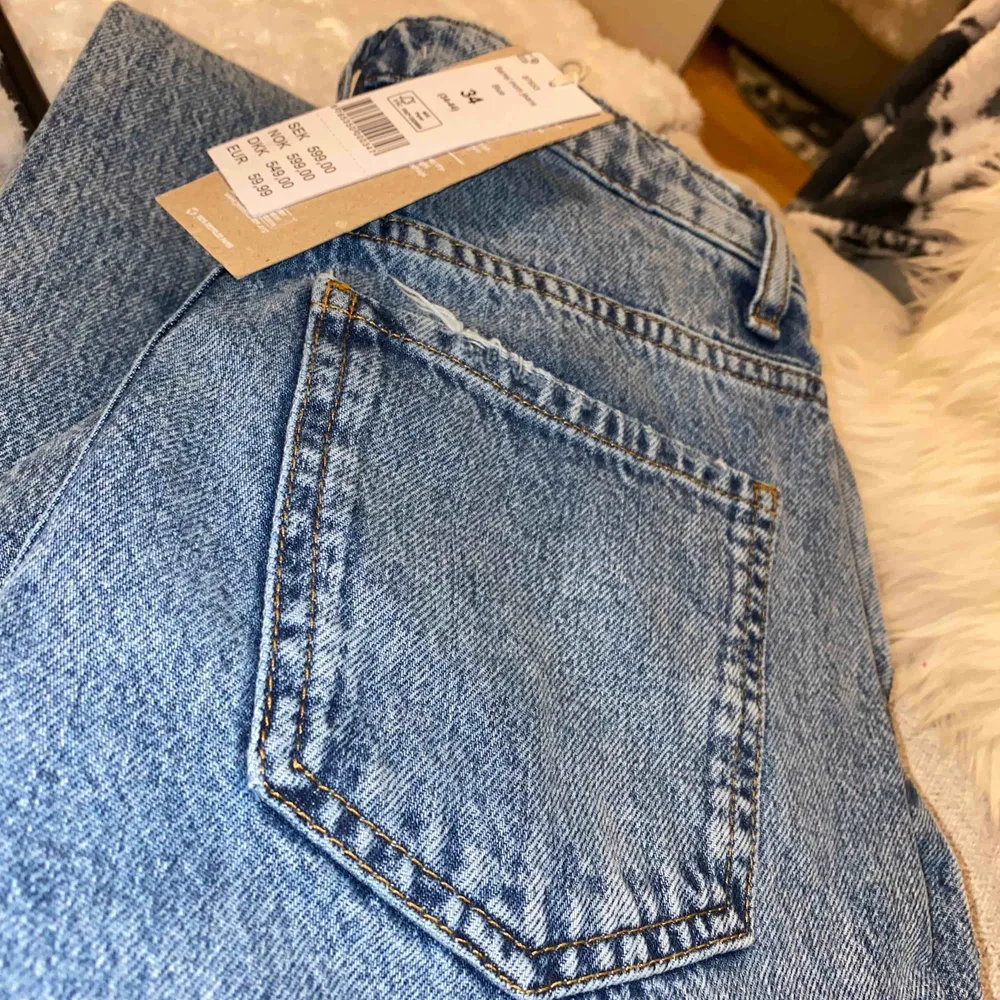 Säljer ett par helt oanvända jeans från gina tricot! Butik pris: 599kr. säljer då dem inte passar min stil. Strl 34 men jag brukar kunna ha både 36 & 34! Snygg färg & alla lappar kvar ☺️  Frakt tillkommer💓💓. Jeans & Byxor.