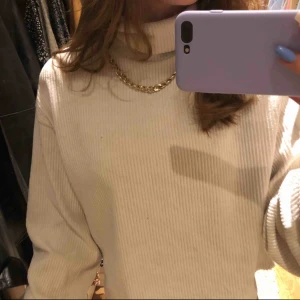  - Säljer en vit tröja från Gina i Manchester tyg. Superfin och skön. Inte använd så mycket så väldigt fint skick. Frakt tillkommer 