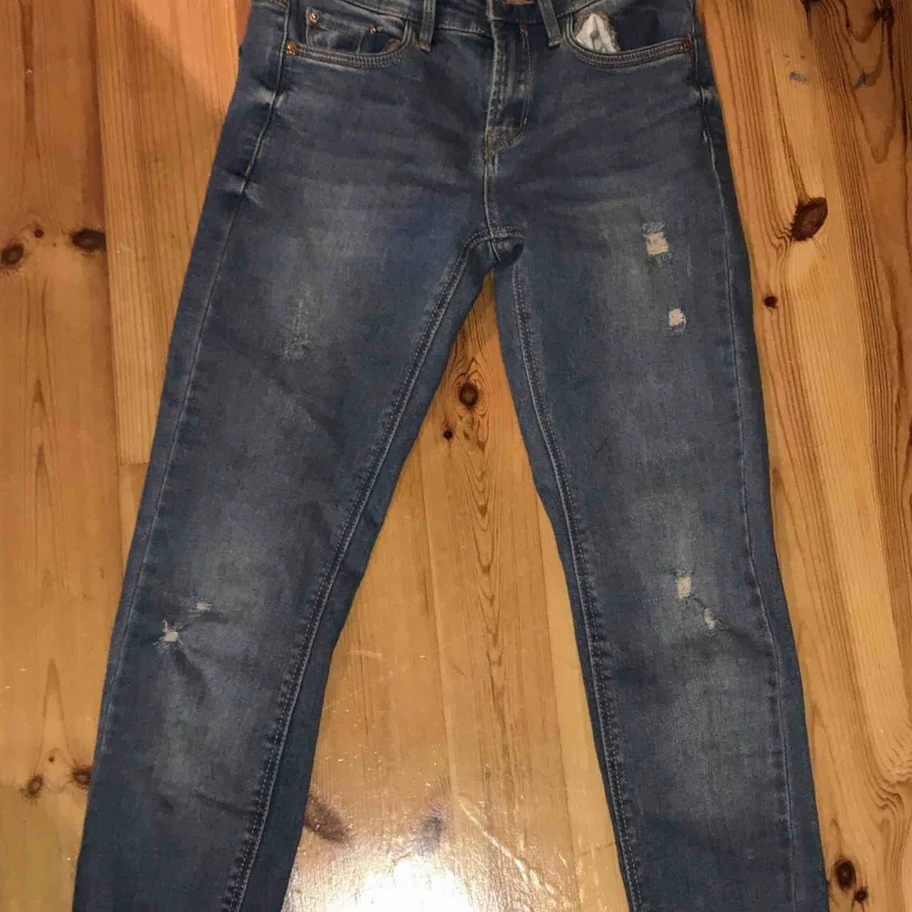 Ett par skinny,håliga jeans från stradivarius i fint skick. Säljs pga för små. Pris går att diskutera.. Jeans & Byxor.