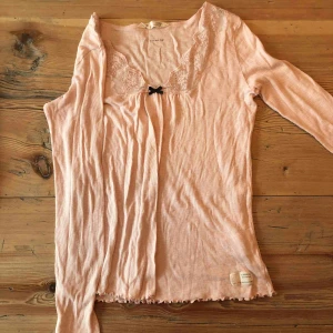  - Säljer denna jättesöta blus från Odd Molly pga att jag inte får så mycket användning av den. Den är en strl 2 men passar en S/M, använd fåtal gånger. Kan mötas upp i Umeå eller så kan jag skicka den men då står köparen för frakten😊