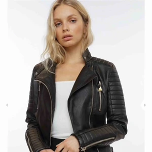 Skinnjacka  - ( pris kan diskuteras ) As snygg skinnjacka från Chiquelle säljer pga av att den är för stor för mig!! 🧥 Nypris 600  (Fraktar )  