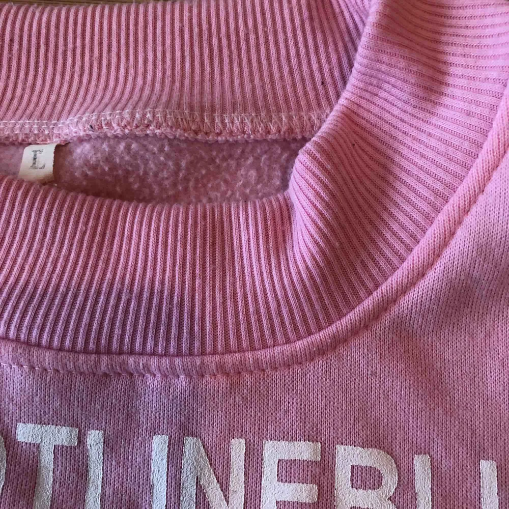 Jättesöt ”hotline bling” sweatshirt, säljer för att jag inte får så mycket användning utav den. Den är använd ett fåtal gånger och passar som en S trots att det står att det är en L. Möta upp i Umeå eller så kan jag skicka den😋. T-shirts.