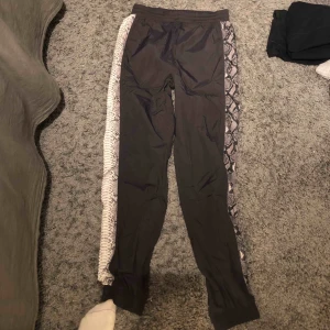  - Skit snygga byxor ifrån bil bok endast använda en gång då dom inte riktigt är min stil, frakten är in räknad i priset 