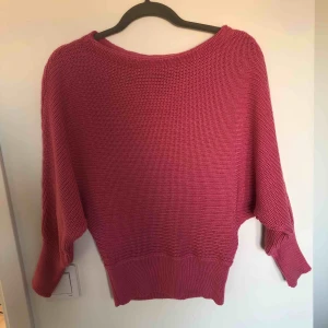  - Populär tröja från NA-KD i storlek xs. Passar även S om man vill ha den lite tightare. För liten för mig. Använd ett fåtal gånger. Priset är exklusive frakt. 