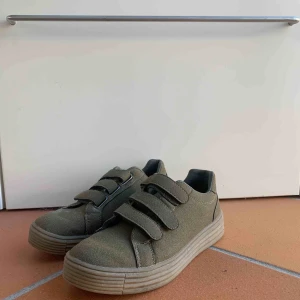  - Riiiktigt snygga oanvända skor! Lite för stora för mina fötter! Någonting är spillt på skon men är säker på att det går bort lätt. Därav billigt pris.