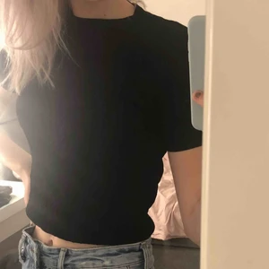  - Söt topp från Zara ✨💫 I fint mönster och detaljerad med tre knappar på tröjans baksida. Aldrig använd och därför 10/10 i skick! 💕👊🏼  