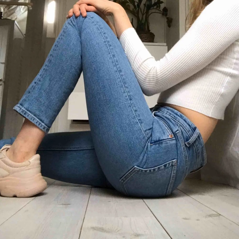 Snygga jeans från weekday, sparsamt använda. Originalpris: 500kr. Frakt tillkommer men kan även mötas upp 💌. Jeans & Byxor.