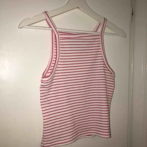  - Vit röd crop top från carling i storlek S, endast testad. 