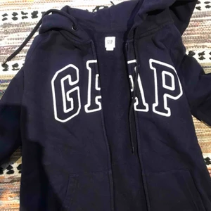  - Storlek S. GAP hoodie med dragkedja. Marinblå färg, använd kanske 4 ggr. Väldigt bra skick. Köparen står för frakt