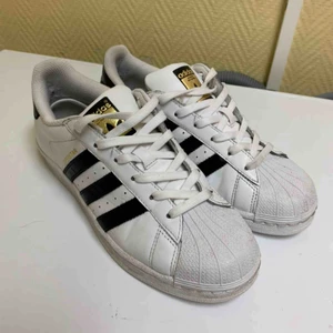  - Säljer mina adidas superstar i fint skick, frakt tillkommer