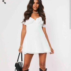  - Säljer en jättefin klänning från Missguided i storlek 38. Perfekt till studenten!!! Jag själv brukar vara en blandning mellan 36/38 och den passade perfekt på mig! Säljer pågrund av att den inte riktigt var min stil! Köparen står för frakten 💗💗