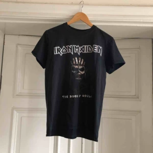  - Iron Maiden - Snyggt urtvättad - Hål i nederkant på framsidan - Se bild 3 - Kan hämtas i Uppsala eller skickas mot fraktkostnad 