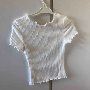  - En vit T-shirt, aldrig använd.