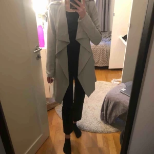  - En tunn grå trenchcoat i bra skick från Object, perfekt till våren. Storleken är XS men fungerar även för S. Köparen står för frakt. 