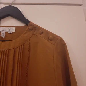  - Blus i en stl 12. Finns i Västerås eller skickas mot frakt.