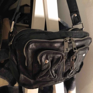  - Nuuno Ellie Washed Black väska köpt på Nelly för 1400 kr. Äkta skinn. Inga defekter. Säljer då den inte kommer till användning längre. Ett längre väskband medföljer. Priset är förhandlingsbart.