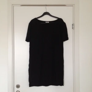  - Enkel svart kort klänning från weekday. Nyskick!