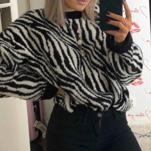  - Stickad zebra-mönstrad tröja från Stradivarius. I storlek S men är stor i storleken så passar också M-L. I bra skick! 🖤
